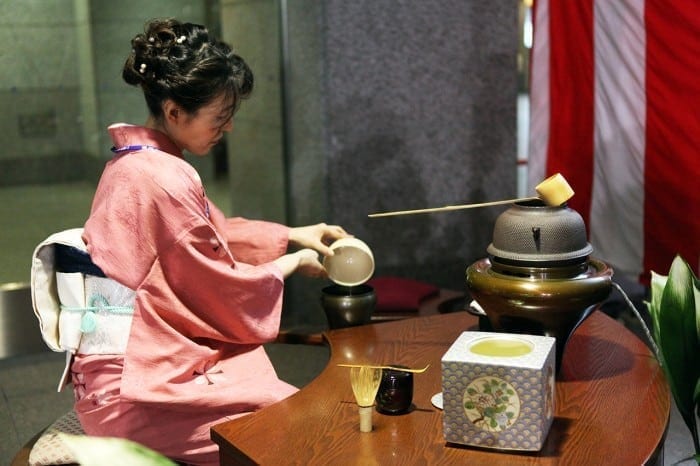 Ceremonia japoneză a ceaiului – între ospitalitate şi meditaţie