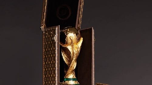 Gisele Bündchen prezintă caseta Louis Vuitton realizată special pentru Trofeul Cupei Mondiale FIFA 2014