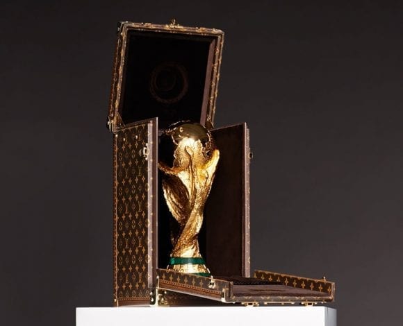 Gisele Bündchen prezintă caseta Louis Vuitton realizată special pentru Trofeul Cupei Mondiale FIFA 2014