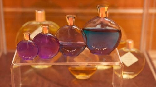 „Istorie cu Parfum” – cea mai mare expoziţie de sticle de parfum din România