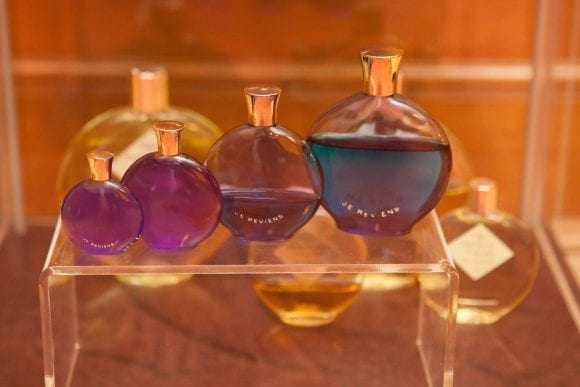 „Istorie cu Parfum” – cea mai mare expoziţie de sticle de parfum din România