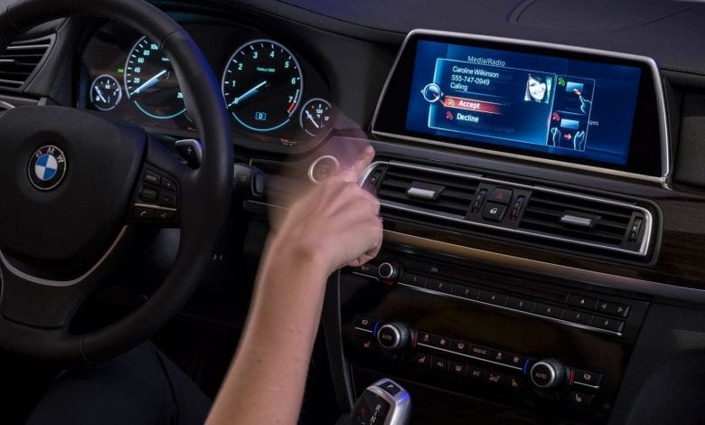 Noua tehnologie BMW vă transformă mașina într-un touchscreen uriaș