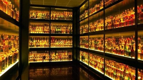 Cea mai mare sticlă de whisky din lume s-a vândut în Marea Britanie