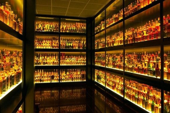 Cea mai mare sticlă de whisky din lume s-a vândut în Marea Britanie