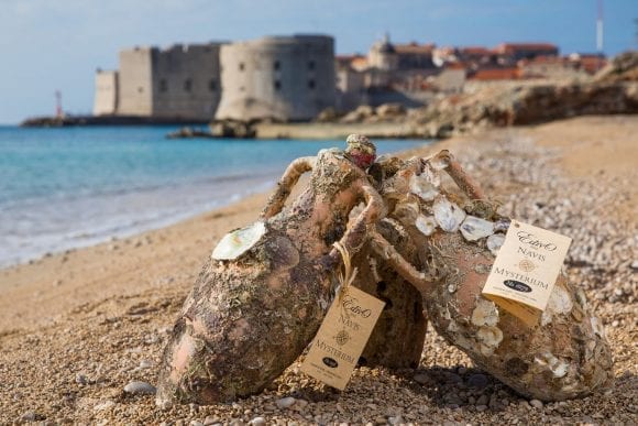 O vinărie subacvatică din Croația depozitează sticle de vin în Marea Adriatică