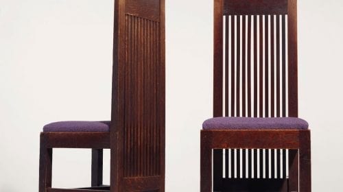 O pereche de scaune cu design Frank Lloyd Wright, scoase la licitație cu peste 200.000 de dolari