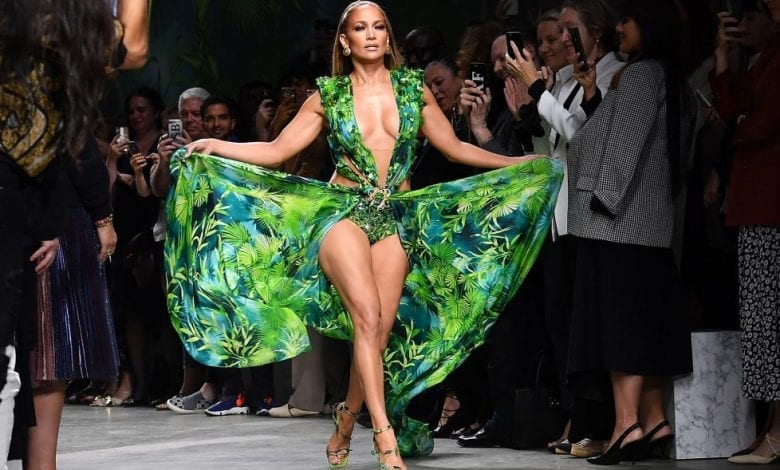 J-Lo arată uluitor în noua campanie Versace