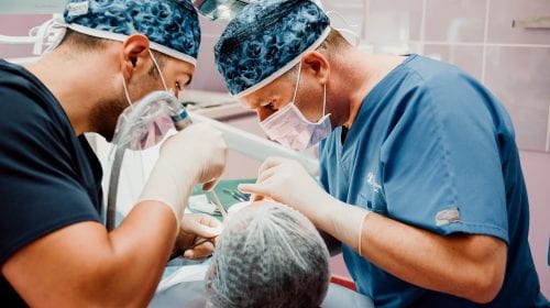 O nouă revoluţie în implantologia dentară este pe cale să înceapă în România