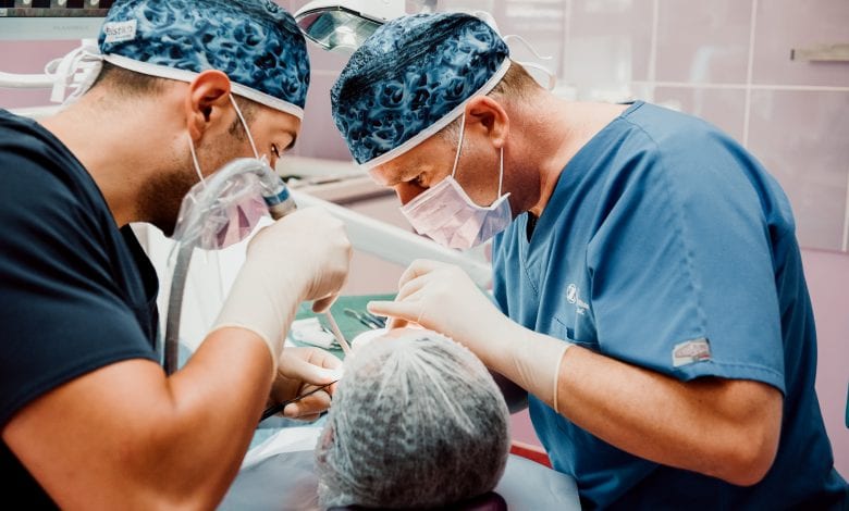 O nouă revoluţie în implantologia dentară este pe cale să înceapă în România