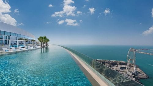 Acest hotel din Dubai are cea mai înaltă piscină infinită din lume