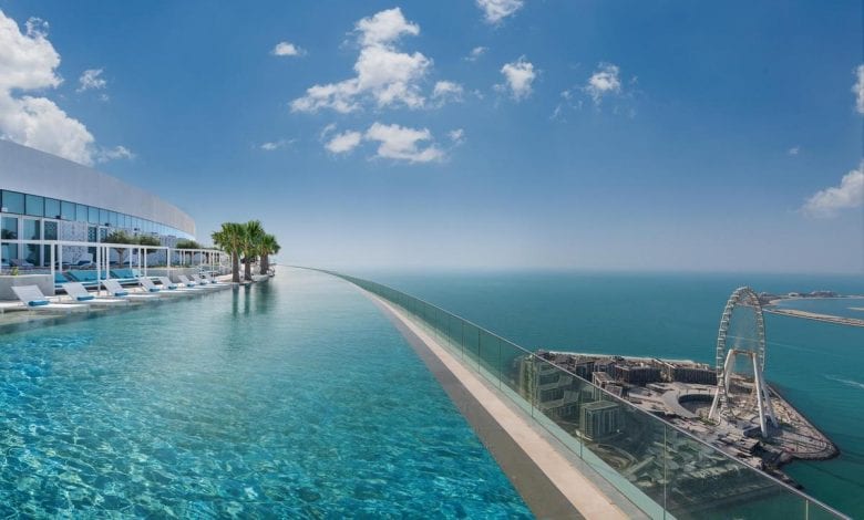 Acest hotel din Dubai are cea mai înaltă piscină infinită din lume