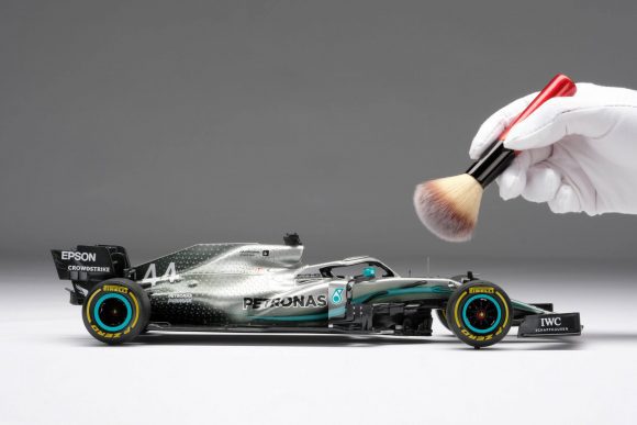 Replica mașinii F1 a lui Lewis Hamilton este disponibilă pentru 35.000 de dolari