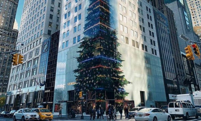 Louis Vuitton a creat un brad de Crăciun pe fațada magazinului din New York