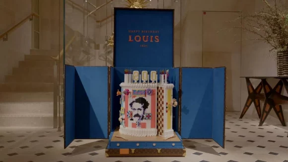 Louis Vuitton sărbătorește 200 de ani de la nașterea fondatorului său cu un tort Lego