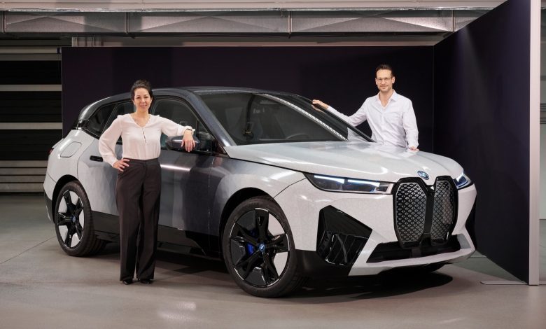 Premieră mondială la CES 2022:  Un automobil care își schimbă culoarea exterioară: BMW iX Flow cu E Ink