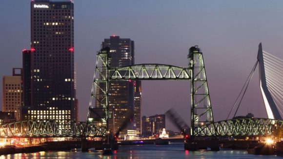 Primăria din Rotterdam va demonta un pod istoric pentru superyacht-ul lui Jeff Bezos