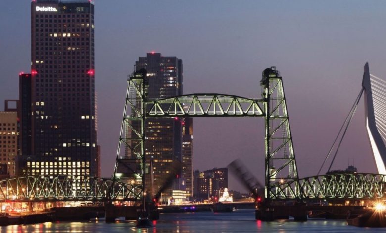Primăria din Rotterdam va demonta un pod istoric pentru superyacht-ul lui Jeff Bezos