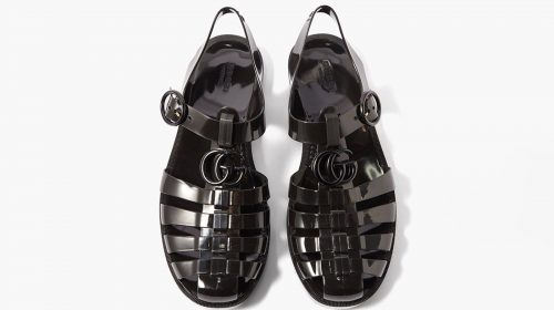 Gucci transformă sandalele din cauciuc într-un accesoriu de lux