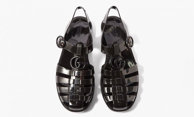 Gucci transformă sandalele din cauciuc într-un accesoriu de lux