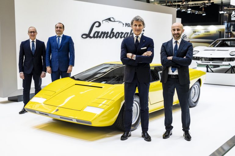 Lamborghini Polo Storico la Rétromobile Paris 2022. Un an dedicat istoriei motorului V12 începe cu expunerea a două legende iconice: Countach LP 500 și Miura SV