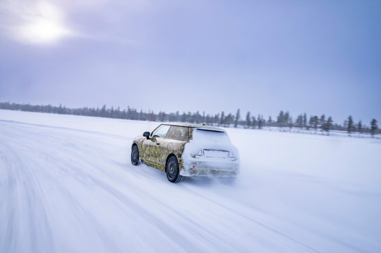  Electric şi foarte distractiv de condus: noul MINI Hatch 3 uşi pe zăpadă şi gheaţă