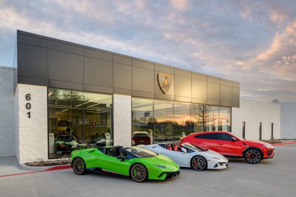Lamborghini dezvăluie o nouă estetică de design în showroom-ul din Dallas