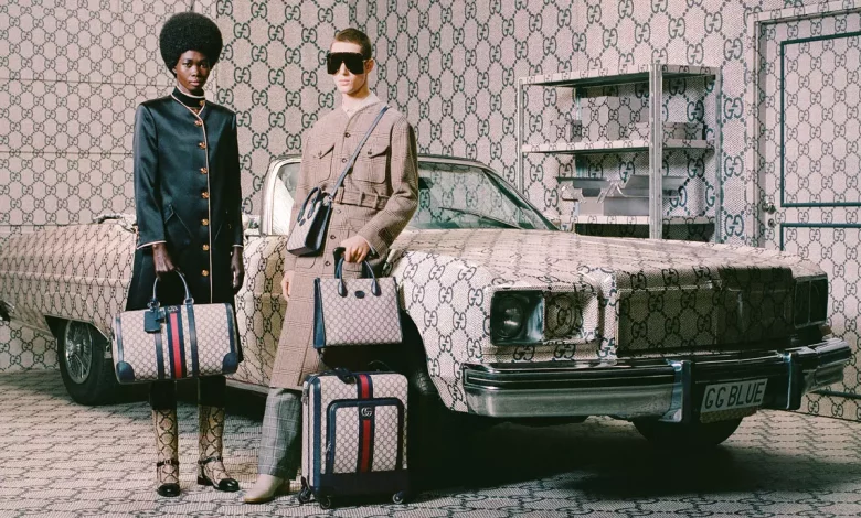 Gucci reintroduce monograma albastră în campania inspirată din anii ’70