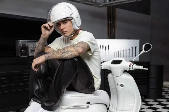 Justin Bieber a proiectat un scuter Vespa și este superb