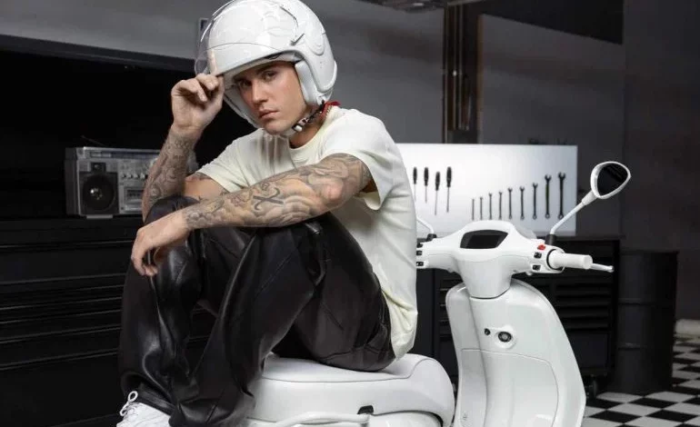 Justin Bieber a proiectat un scuter Vespa și este superb