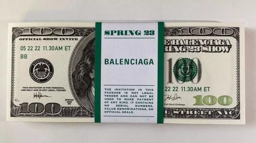 Balenciaga uimește din nou cu invitațiile la show-ul de primăvară 2023