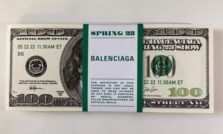 Balenciaga uimește din nou cu invitațiile la show-ul de primăvară 2023