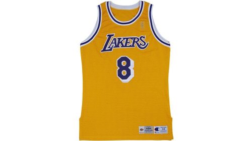Un tricou Kobe Bryant a fost vândut pentru 2,73 milioane de dolari