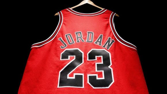 Cel mai râvnit tricou al lui Michael Jordan este scos la licitație