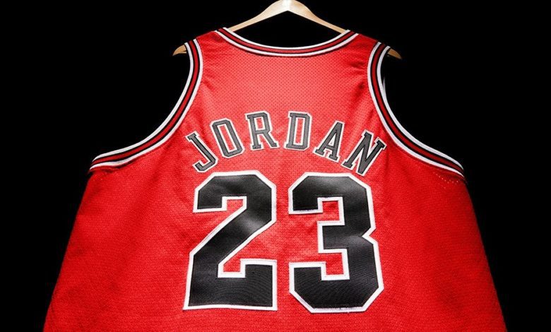 Cel mai râvnit tricou al lui Michael Jordan este scos la licitație