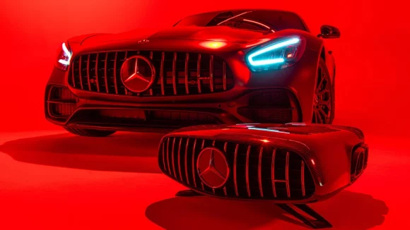 Ixoost lansează o boxă care arată ca grila lui Mercedes-AMG GT