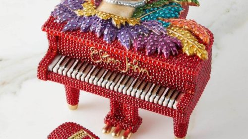 Pianul Elton John are peste șase mii de cristale Swarovski
