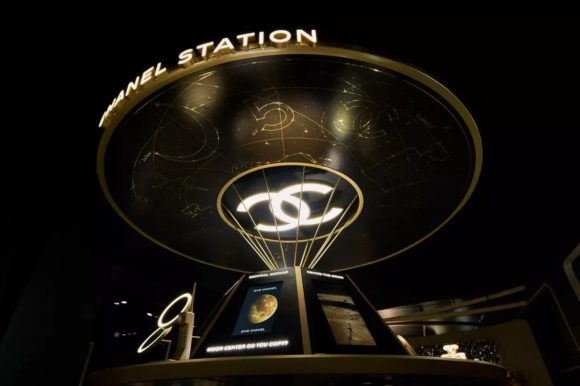 Chanel a lansat un pop-up store sub formă de stație spațială