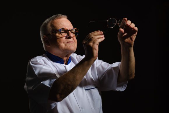 Făuritorul de ochelari Vasile Popa aniversează 50 de ani de activitate