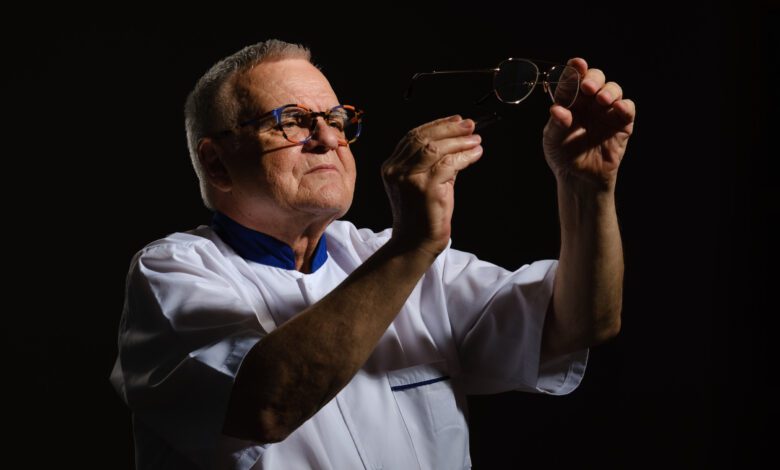 Făuritorul de ochelari Vasile Popa aniversează 50 de ani de activitate