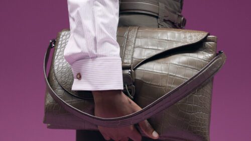 Dior prezintă Pillow Bag în colecția masculină FW23