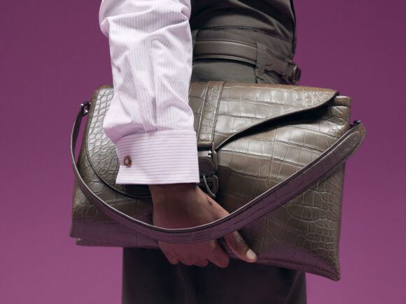 Dior prezintă Pillow Bag în colecția masculină FW23