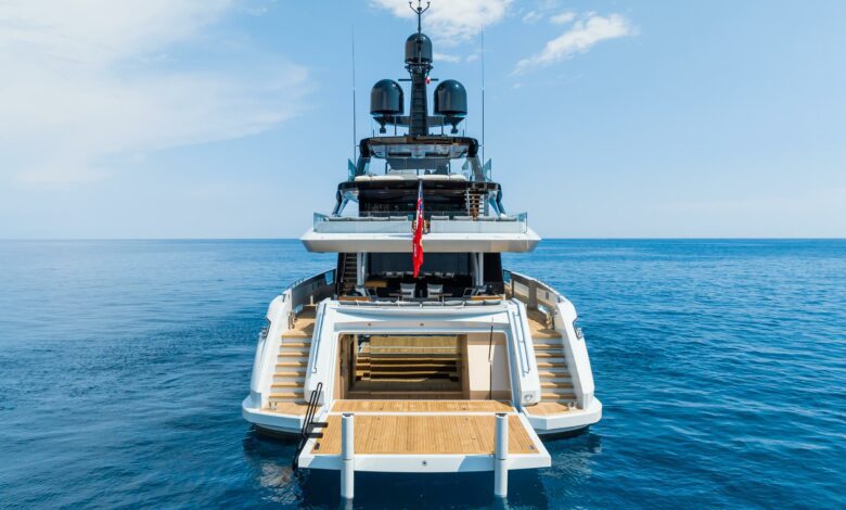 Atunci când visurile devin realitate: Cel mai mare ecran pe un yacht, cu vizionare din piscină