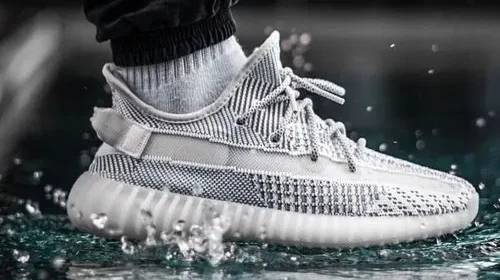 Adidas scoate la vânzare o nouă serie de pantofi Yeezy