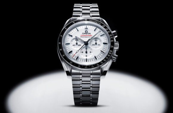 OMEGA Speedmaster Moonwatch, cu cadran alb lăcuit – o premieră pentru celebrul model