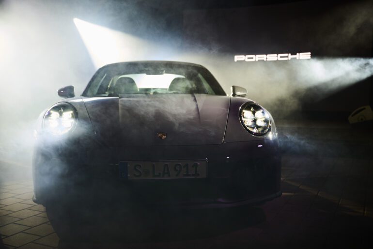 Porsche sărbătorește legendarul drum Transfăgărășan la cea de-a 50-a aniversare și oferă un Sneak Preview al celui mai nou 911 al său - Carrera 4 GTS