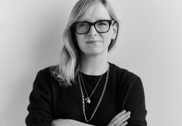 Sarah Burton devine director de creație al casei de modă Givenchy