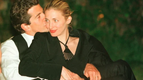 Sotheby’s va scoate la licitație piese din garderoba lui Carolyn Bessette-Kennedy