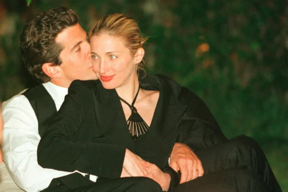 Sotheby’s va scoate la licitație piese din garderoba lui Carolyn Bessette-Kennedy