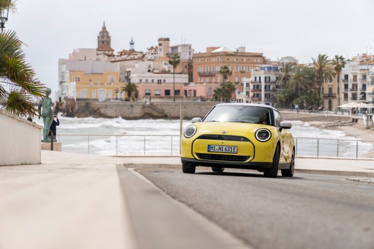 MINI prezintă două premiere mondiale la Mondial de l'Automobile 2024 de la Paris