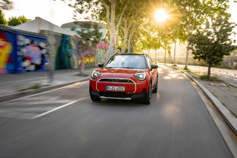 MINI prezintă două premiere mondiale la Mondial de l'Automobile 2024 de la Paris